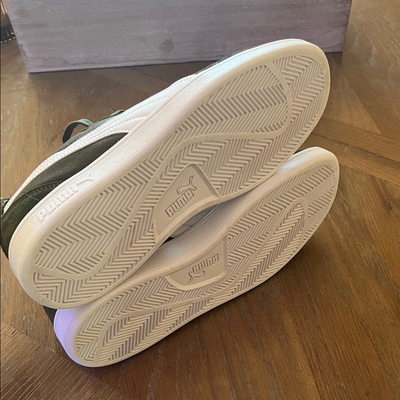 Puma Men's army green Suede Sneakers with White Stripe. - Picture 7 of 10